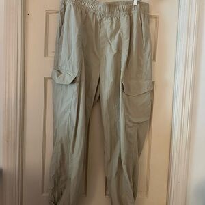 Old Navy Women's Light Tan Cargo Pants